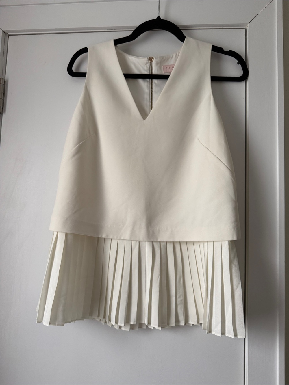 Ted Baker Oriya white Pleated Hem V-Neck sleeveless Top Size: 2